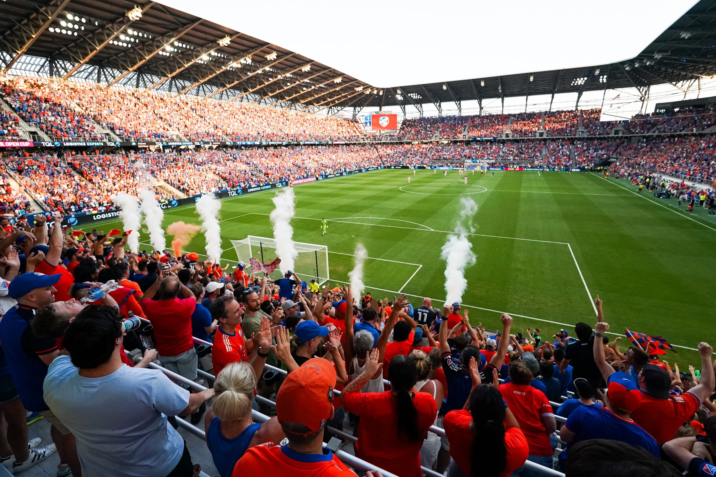 球迷在体育场为球队加油